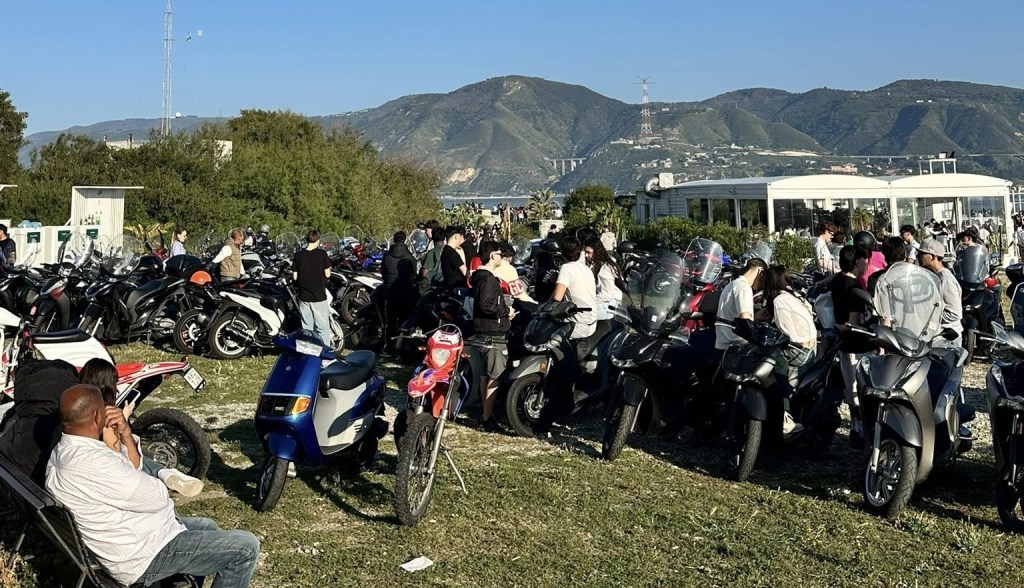 "Parcheggi selvaggi e musica ad alto volume: domenica di caos a Capo Peloro"