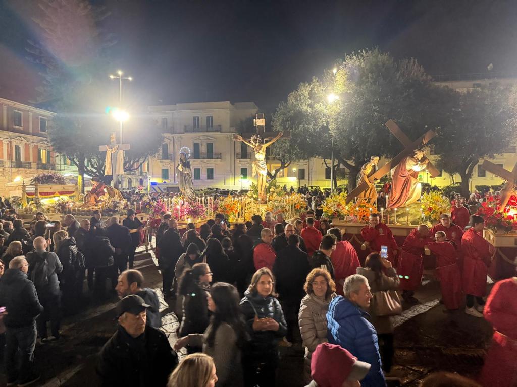 L’arcivescovo di Messina, mons. Giovanni Accolla, benedice i fedeli dopo la processione delle Barette