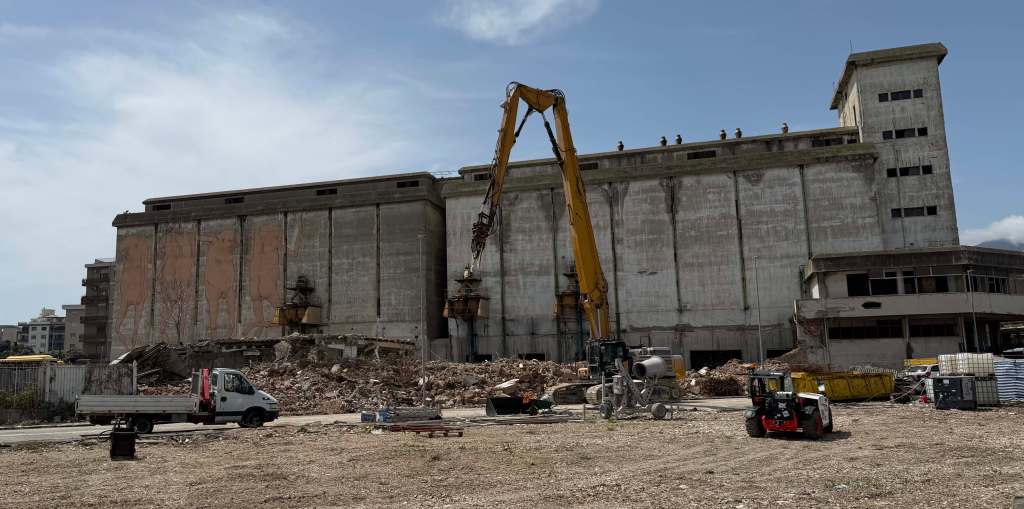 demolita casa del portuale