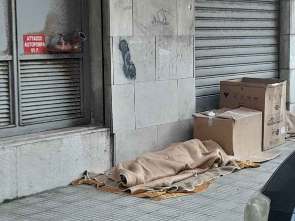 senzatetto via magazzini generali