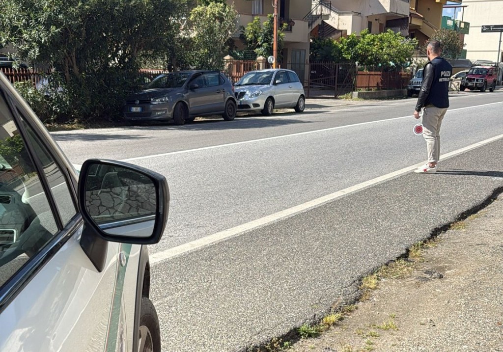 Controlli stradali della polizia metropolitana di Messina