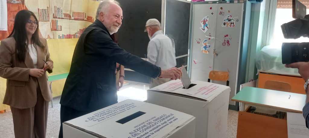 Gaetano Sciacca al momento del voto