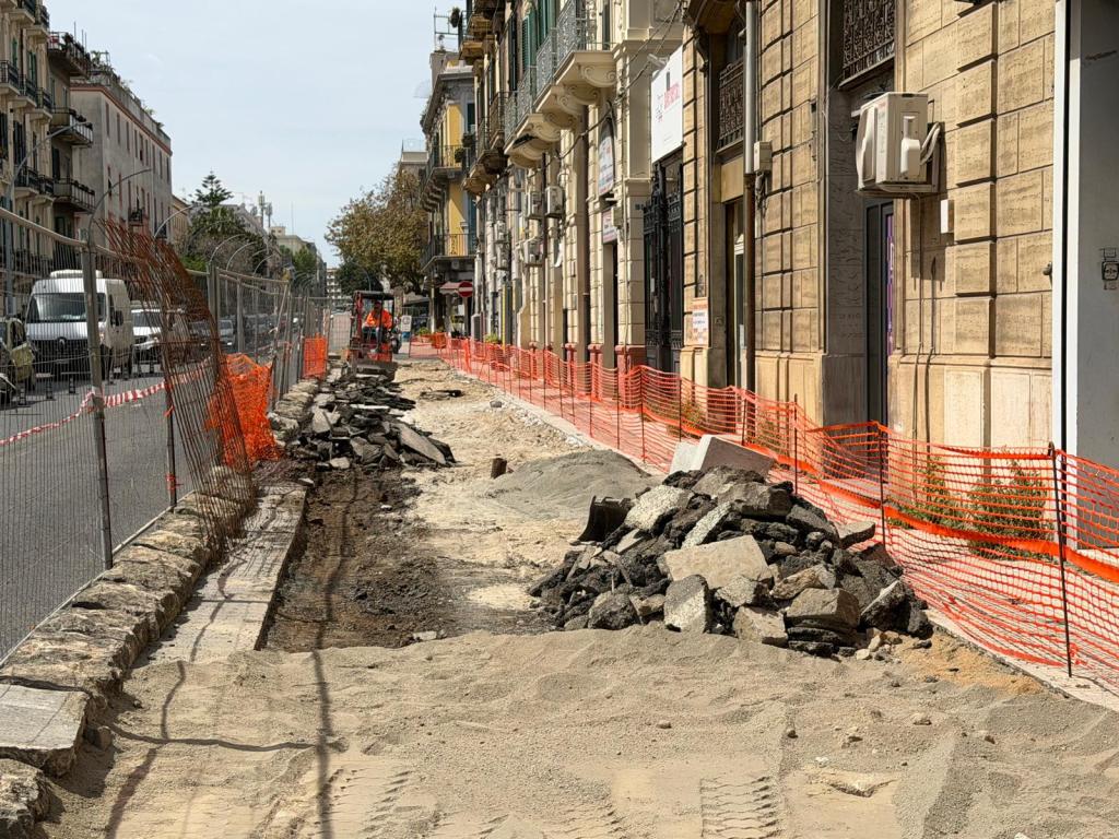 lavori pista ciclabile via cesare battisti