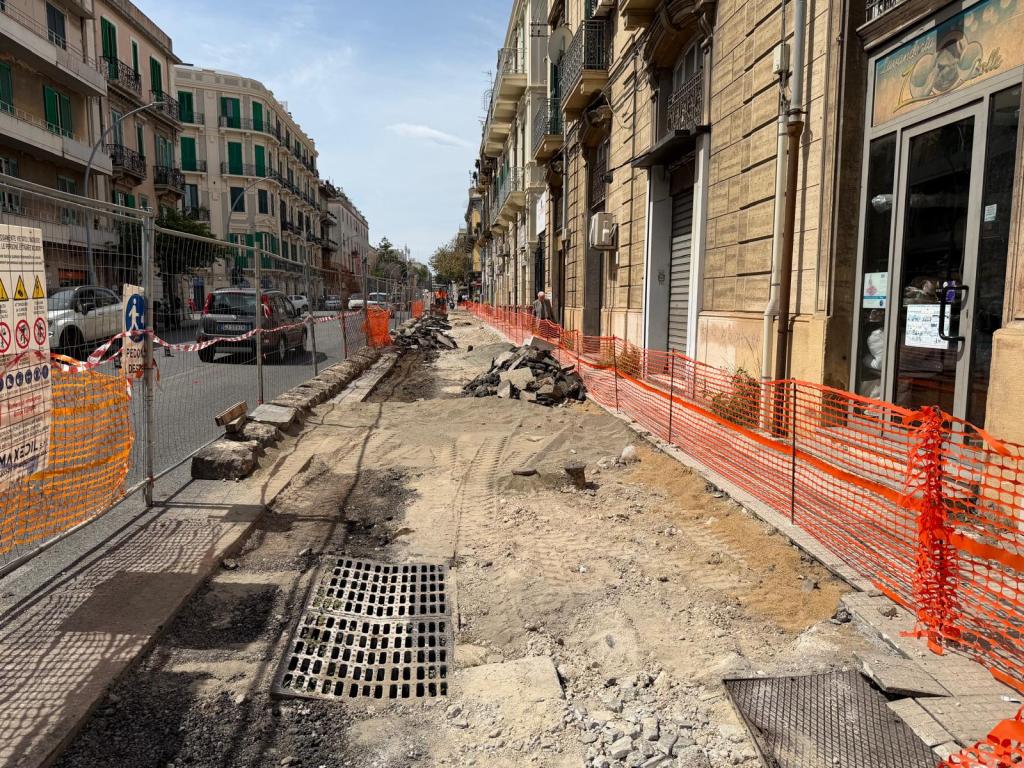 lavori pista ciclabile via cesare battisti