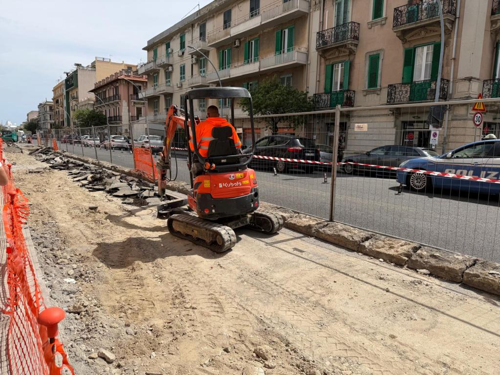 lavori pista ciclabile via cesare battisti