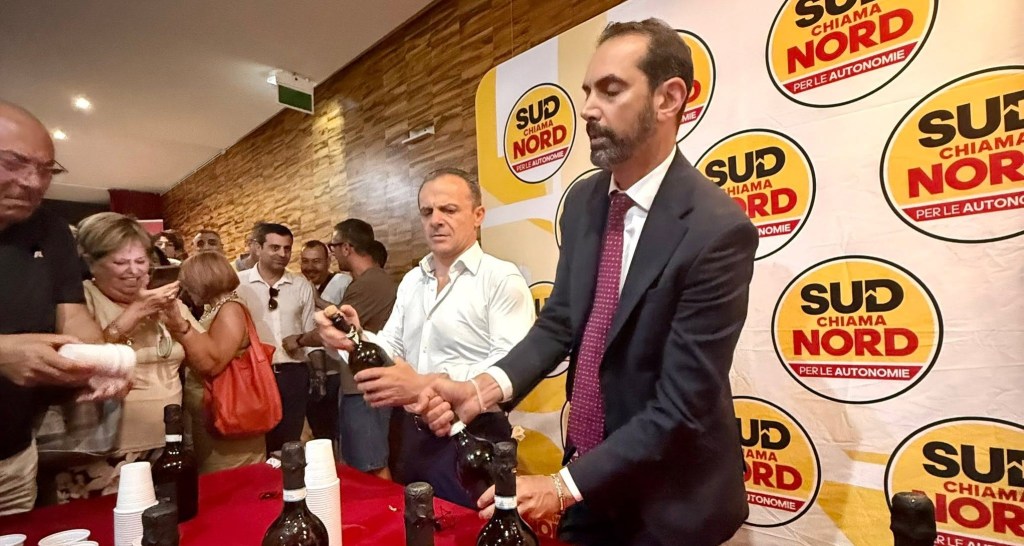 Compleanno Basile con De Luca all'assemblea provinciale di Sud chiama Nord