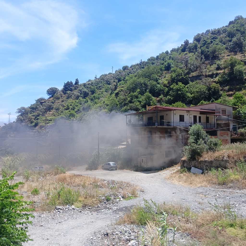 Messina. Incendio in falegnameria, intervento dei Vdf FOTO