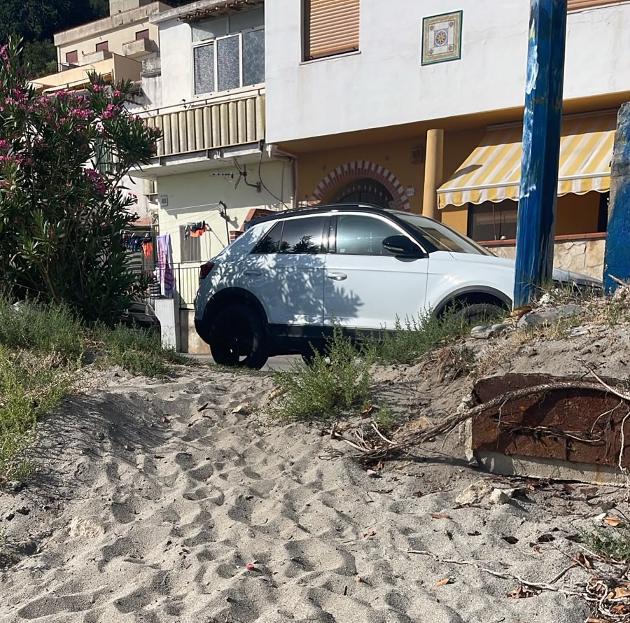 Auto blocca accesso al mare