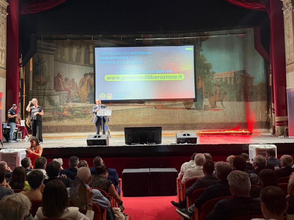 Cateno De Luca al Teatro Politeama di Palermo (8)