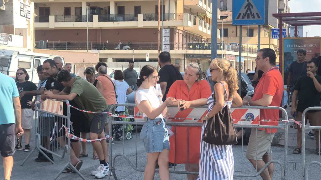 Familiari in attesa dopo il crollo