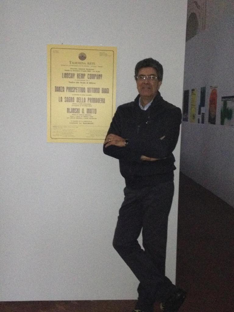 Ninni Panzera con il primo manifesto di Taormina Arte