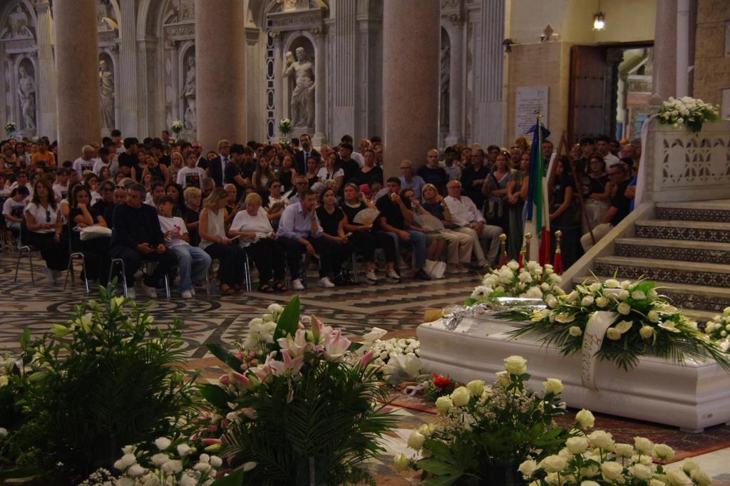 funerali giulia prima fila famiglia