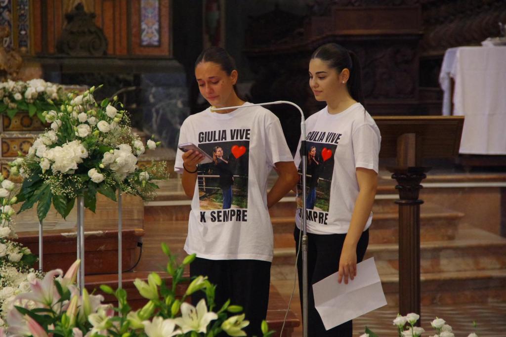 giulia vive per sempre amiche leggono ricordo all’altare