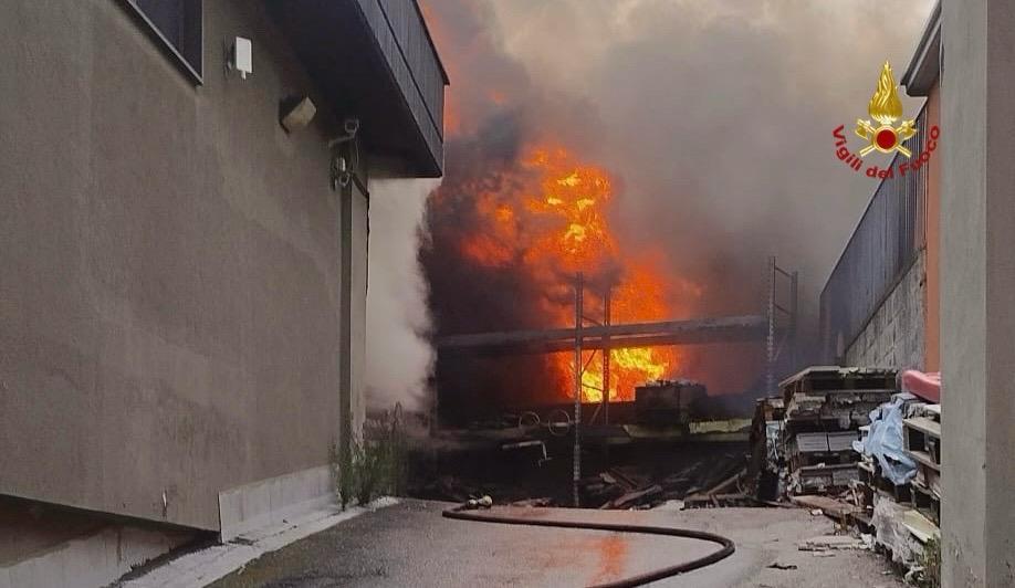 Aci Sant’Antonio incendio