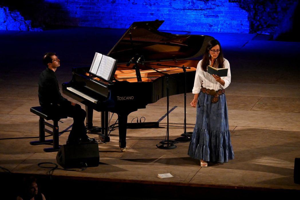Taormina, Ambra cattura all’alba il pubblico del teatro antico
