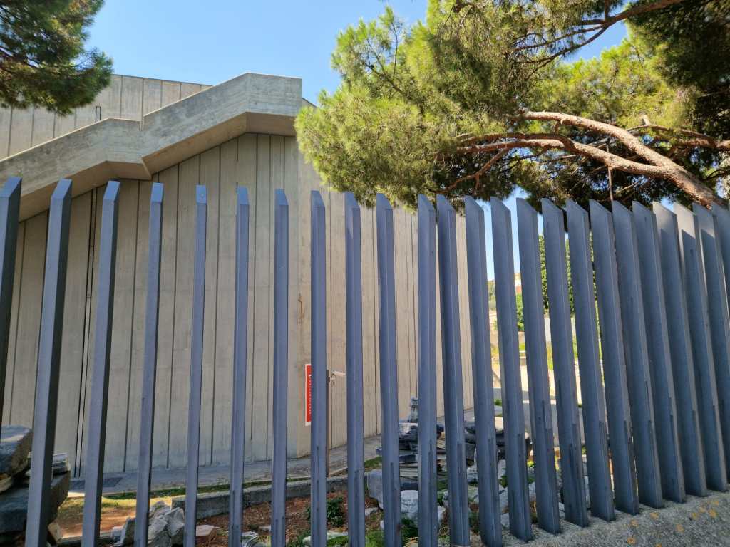 Il furto al Museo di Messina, i ladri hanno tranciato una parte di ringhiera