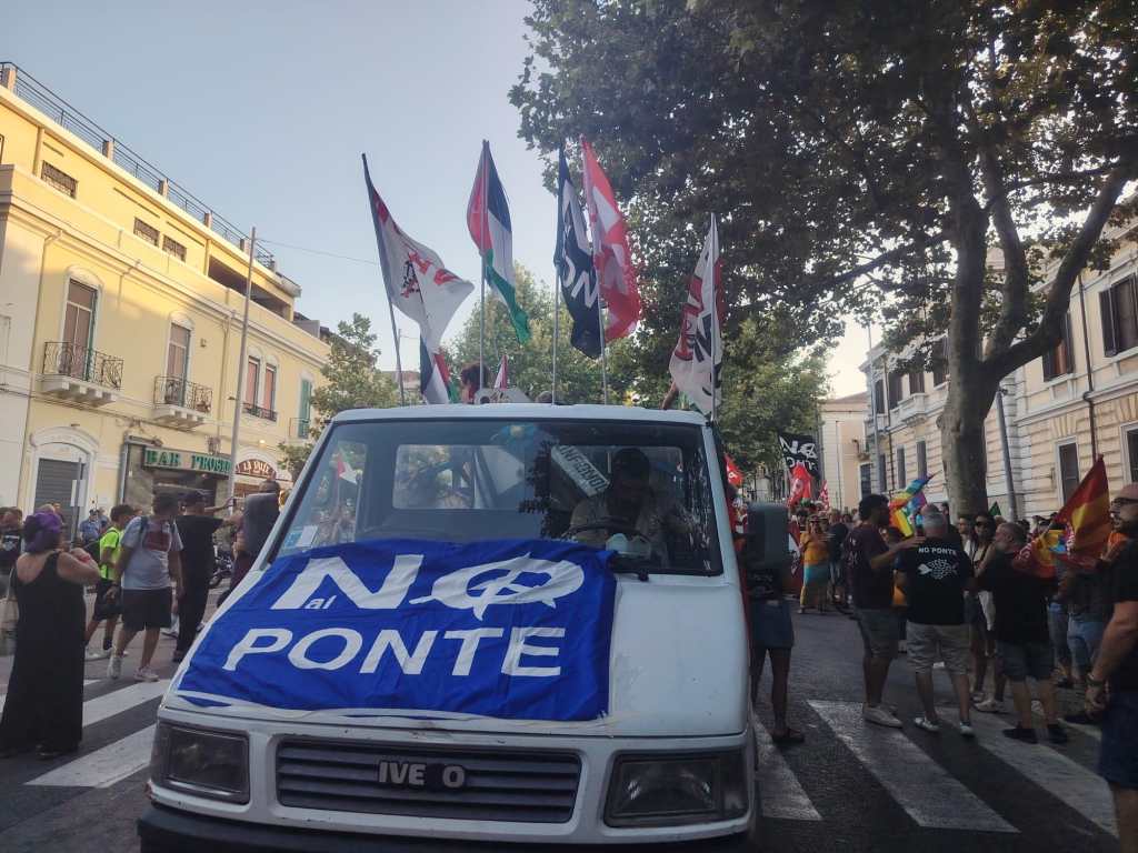 Corteo no ponte a Messina