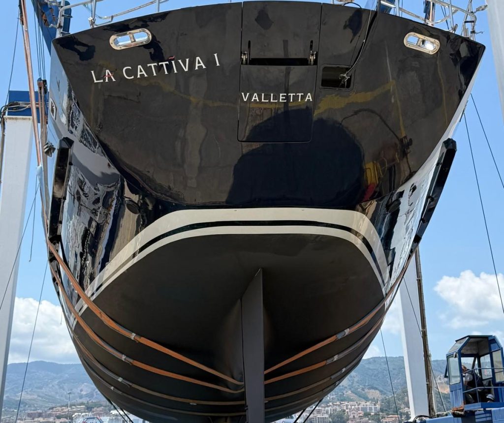 Lavori allo yacht Cattiva I, copertina