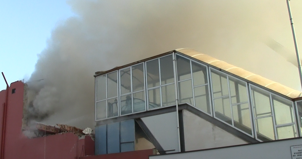 Incendio dopo il crollo a Pistunina