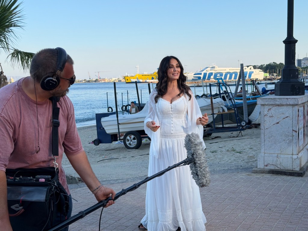 Maria Grazia Cucinotta sulla spiaggia del Ringo