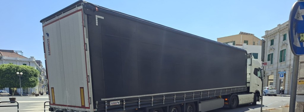 Tir in piazza Lo Sardo 2