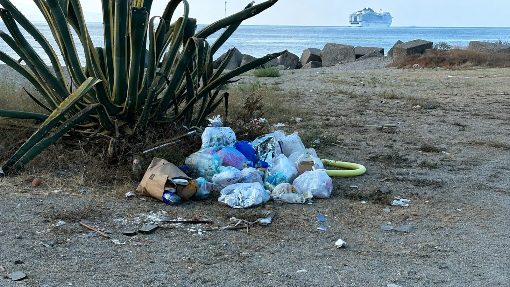 spiaggia fiumara guardia sant’agata rifiuti 1
