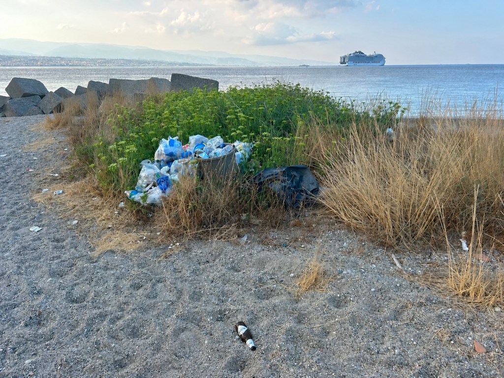 spiaggia fiumara guardia sant’agata rifiuti 2