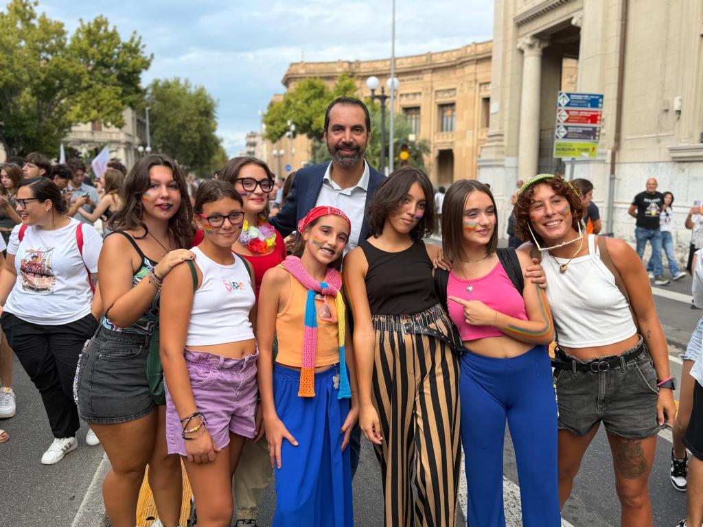 Stretto Pride Basile con manifestanti