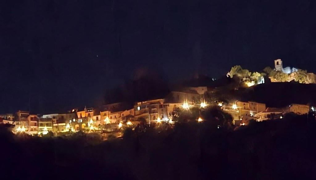 la storia del borgo medievale siciliano che da secoli resiste ai grandi terremoti ecco il suo segreto